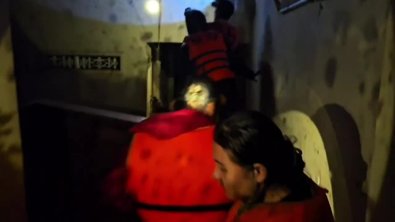 Vượt 'nước xoáy' cứu hộ rốn lũ Hòa Thịnh