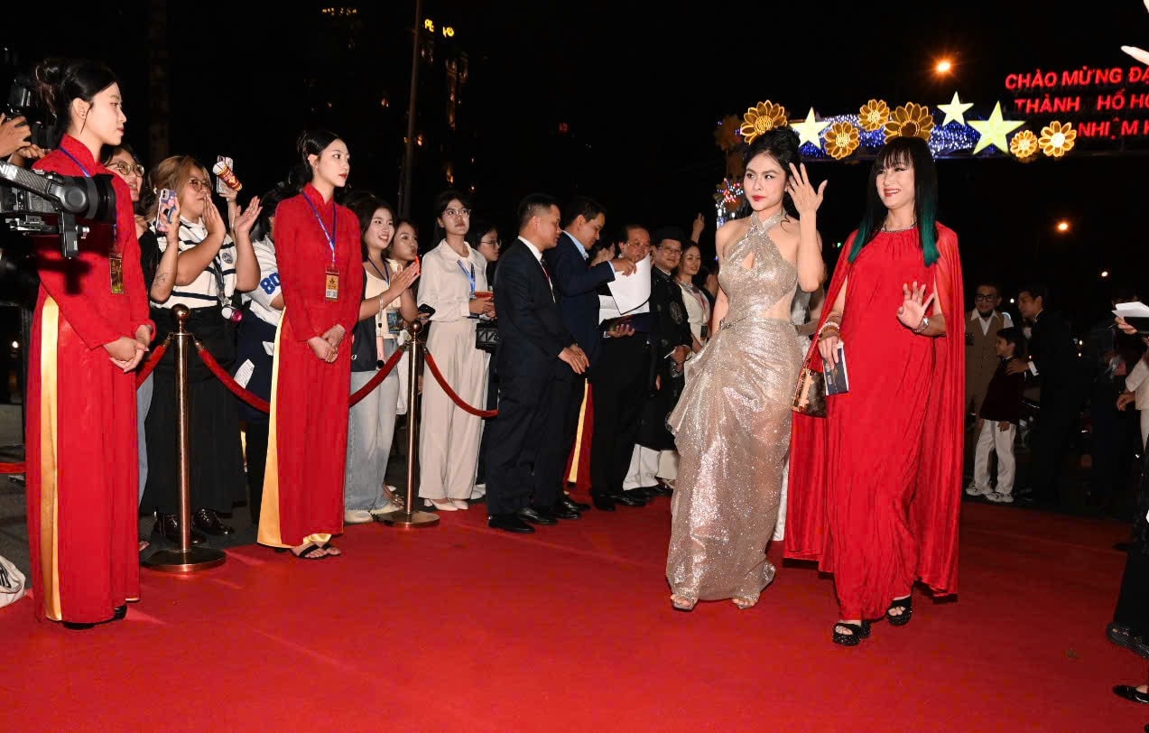 Vợ chồng Lý Hải và dàn sao 'Mưa đỏ' gây chú ý thảm đỏ Liên hoan phim Việt Nam- Ảnh 7.