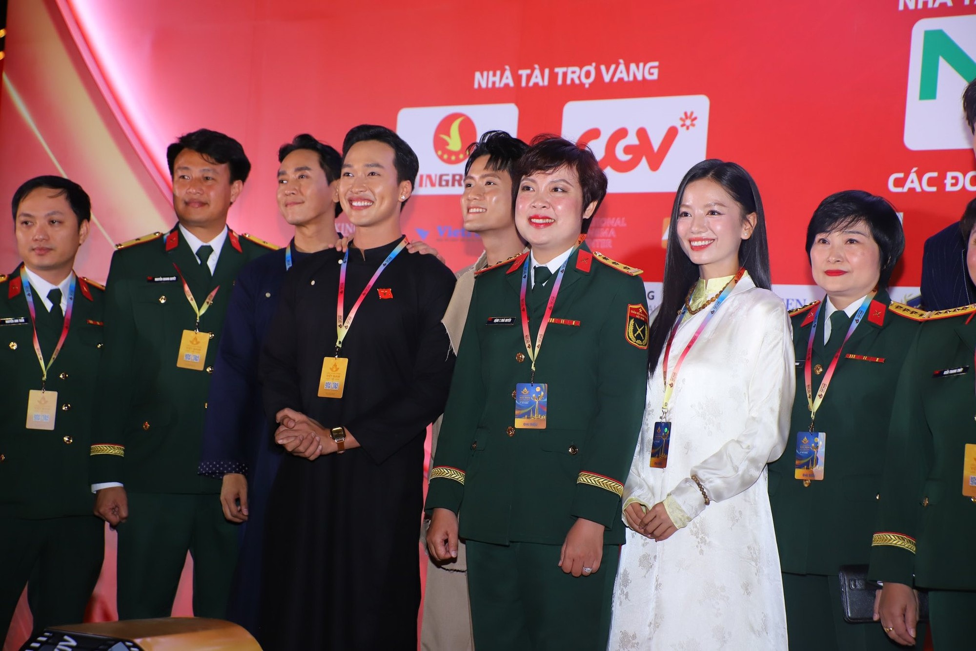 Vợ chồng Lý Hải và dàn sao 'Mưa đỏ' gây chú ý thảm đỏ Liên hoan phim Việt Nam- Ảnh 3.