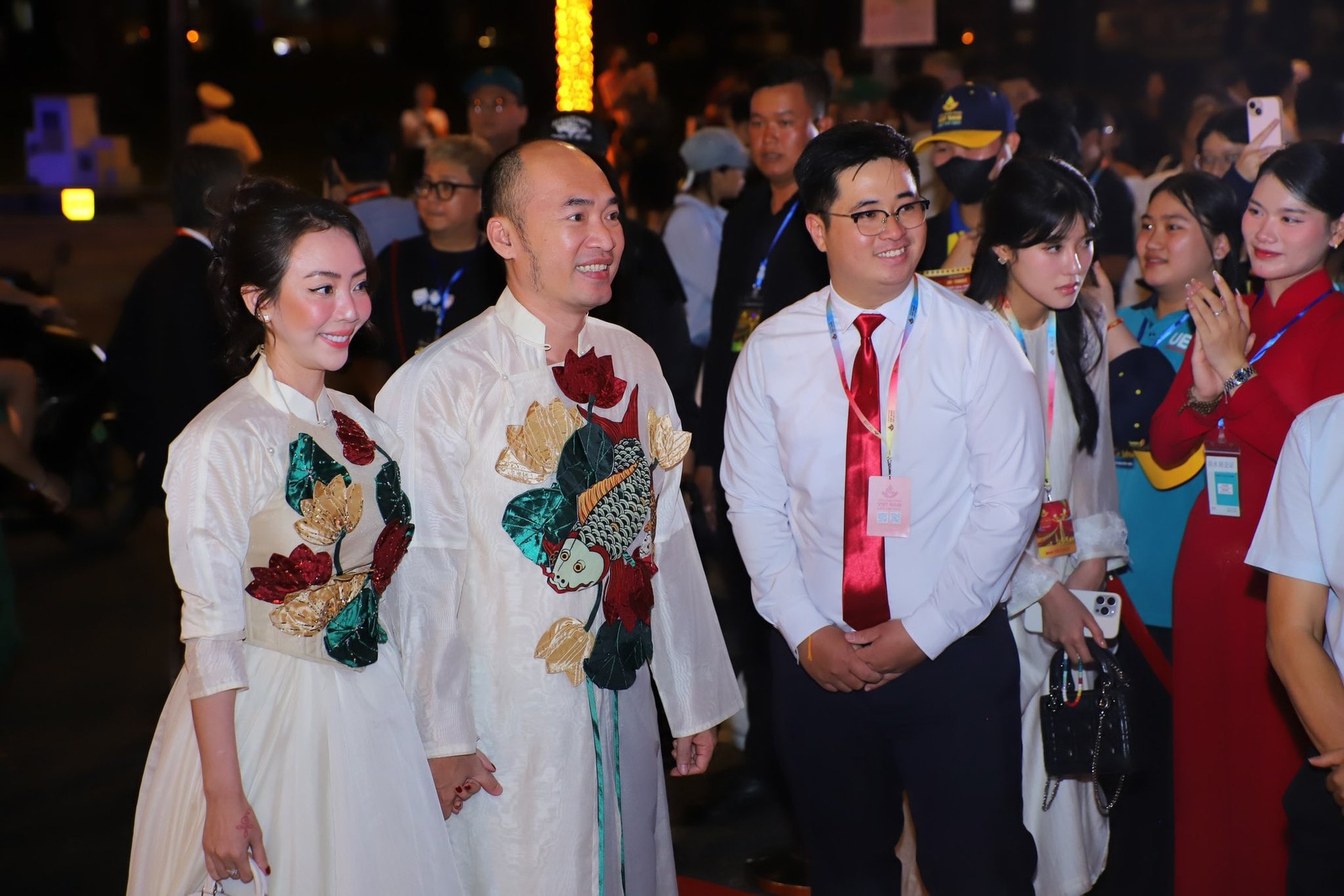 Vợ chồng Lý Hải và dàn sao 'Mưa đỏ' gây chú ý thảm đỏ Liên hoan phim Việt Nam- Ảnh 6.