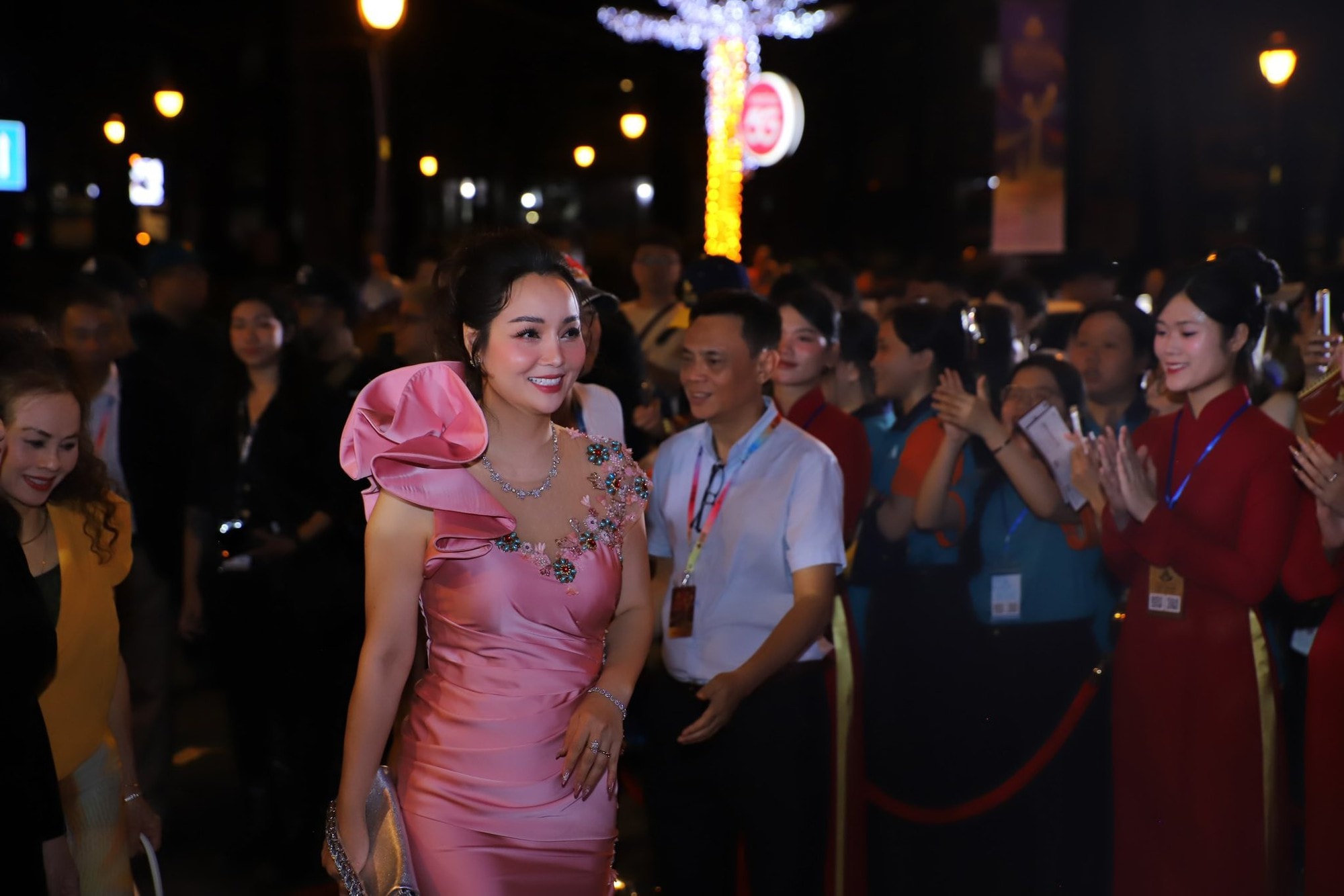 Vợ chồng Lý Hải và dàn sao 'Mưa đỏ' gây chú ý thảm đỏ Liên hoan phim Việt Nam- Ảnh 10.