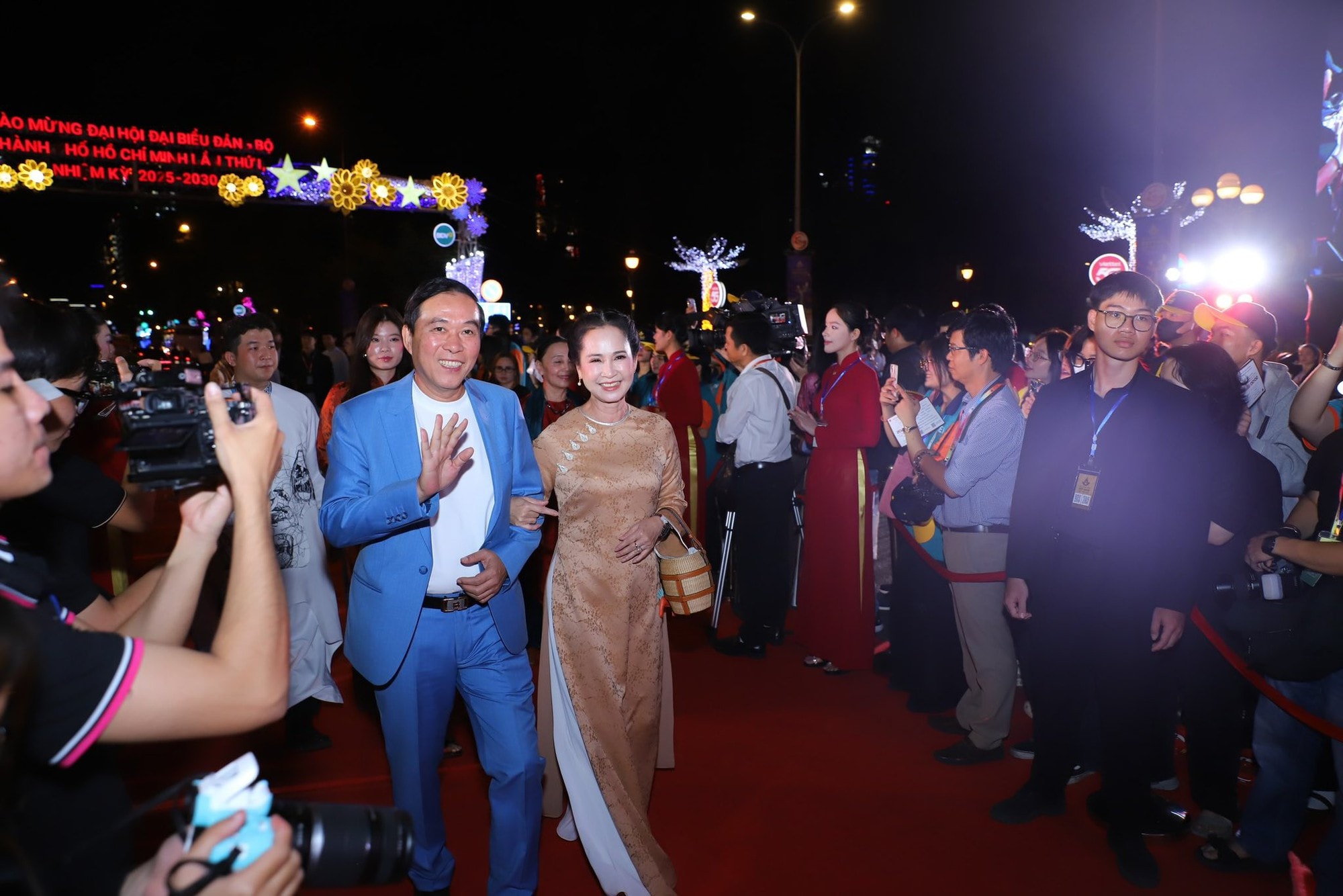 Vợ chồng Lý Hải và dàn sao 'Mưa đỏ' gây chú ý thảm đỏ Liên hoan phim Việt Nam- Ảnh 5.