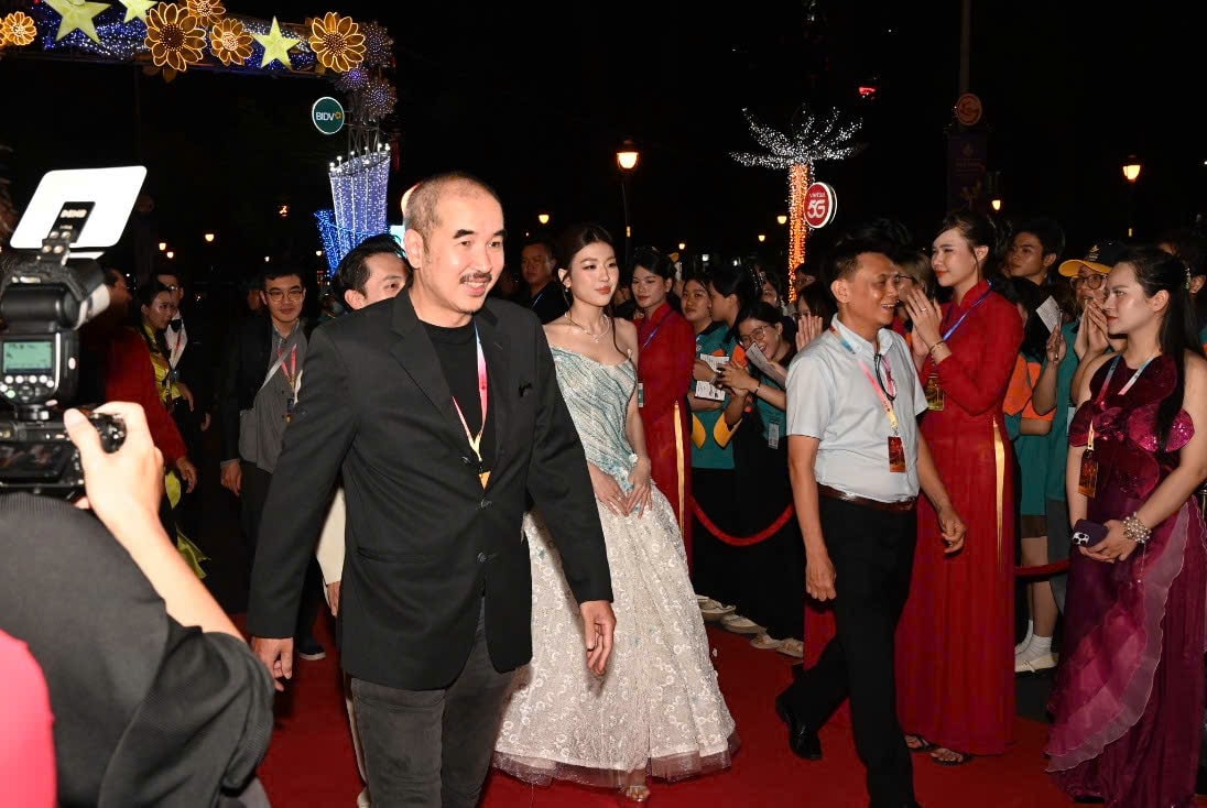 Vợ chồng Lý Hải và dàn sao 'Mưa đỏ' gây chú ý thảm đỏ Liên hoan phim Việt Nam- Ảnh 13.