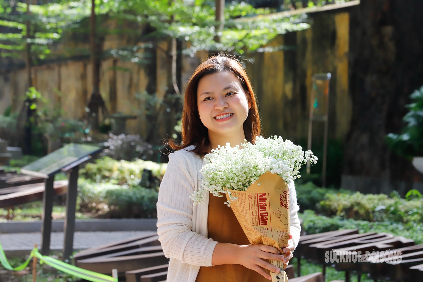 Hà Nội dịu dàng mùa hoa 'gọi đông'- Ảnh 5.