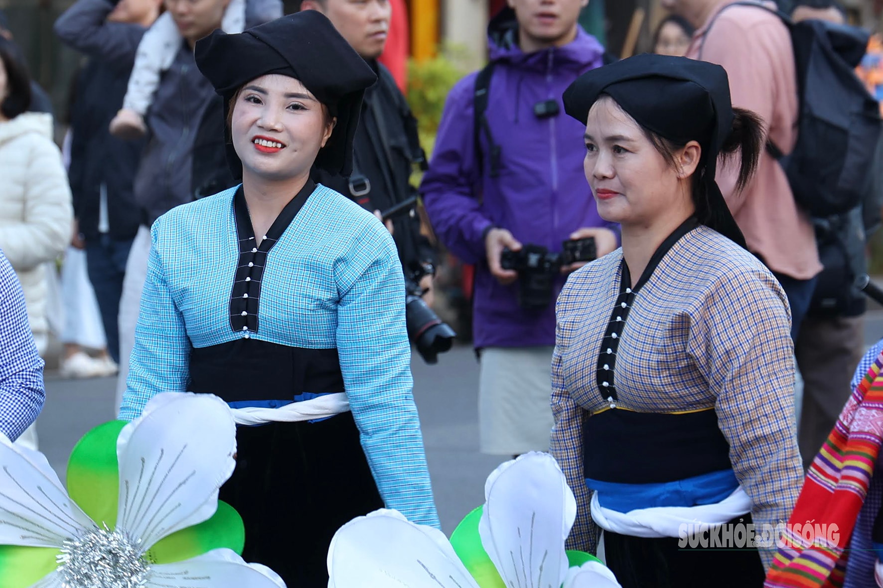 Điệu múa cồng chiêng của dân tộc Mường làm say lòng du khách giữa phố cổ Hà Nội- Ảnh 8.