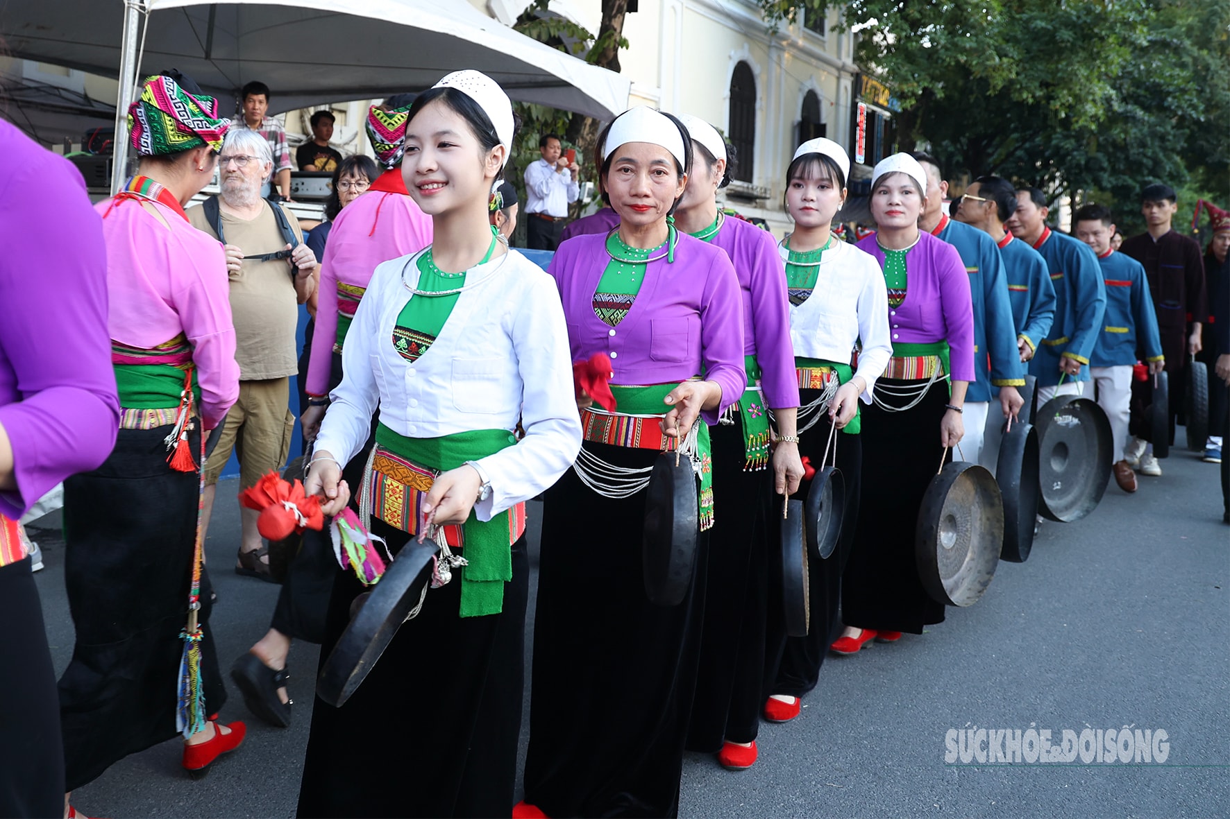 Điệu múa cồng chiêng của dân tộc Mường làm say lòng du khách giữa phố cổ Hà Nội- Ảnh 6.