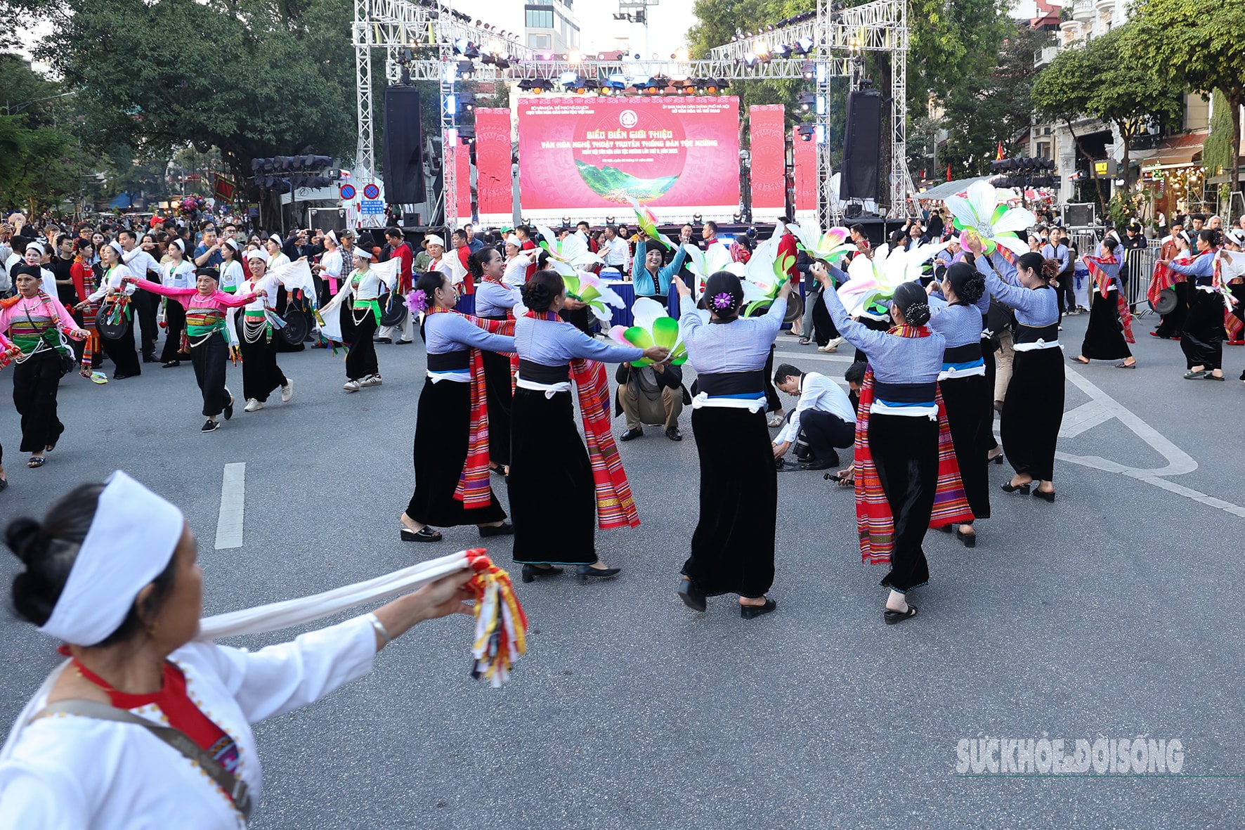 Điệu múa cồng chiêng của dân tộc Mường làm say lòng du khách giữa phố cổ Hà Nội- Ảnh 9.