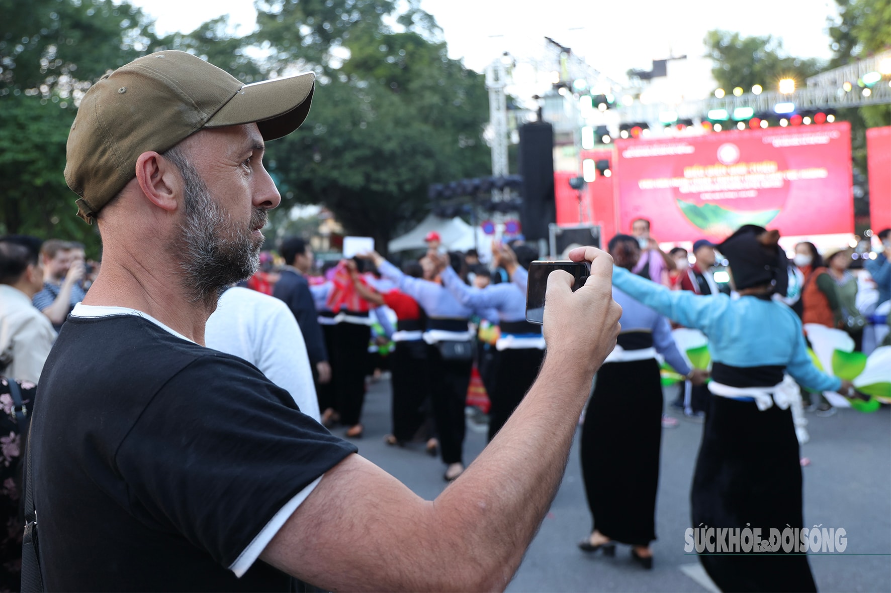 Điệu múa cồng chiêng của dân tộc Mường làm say lòng du khách giữa phố cổ Hà Nội- Ảnh 10.