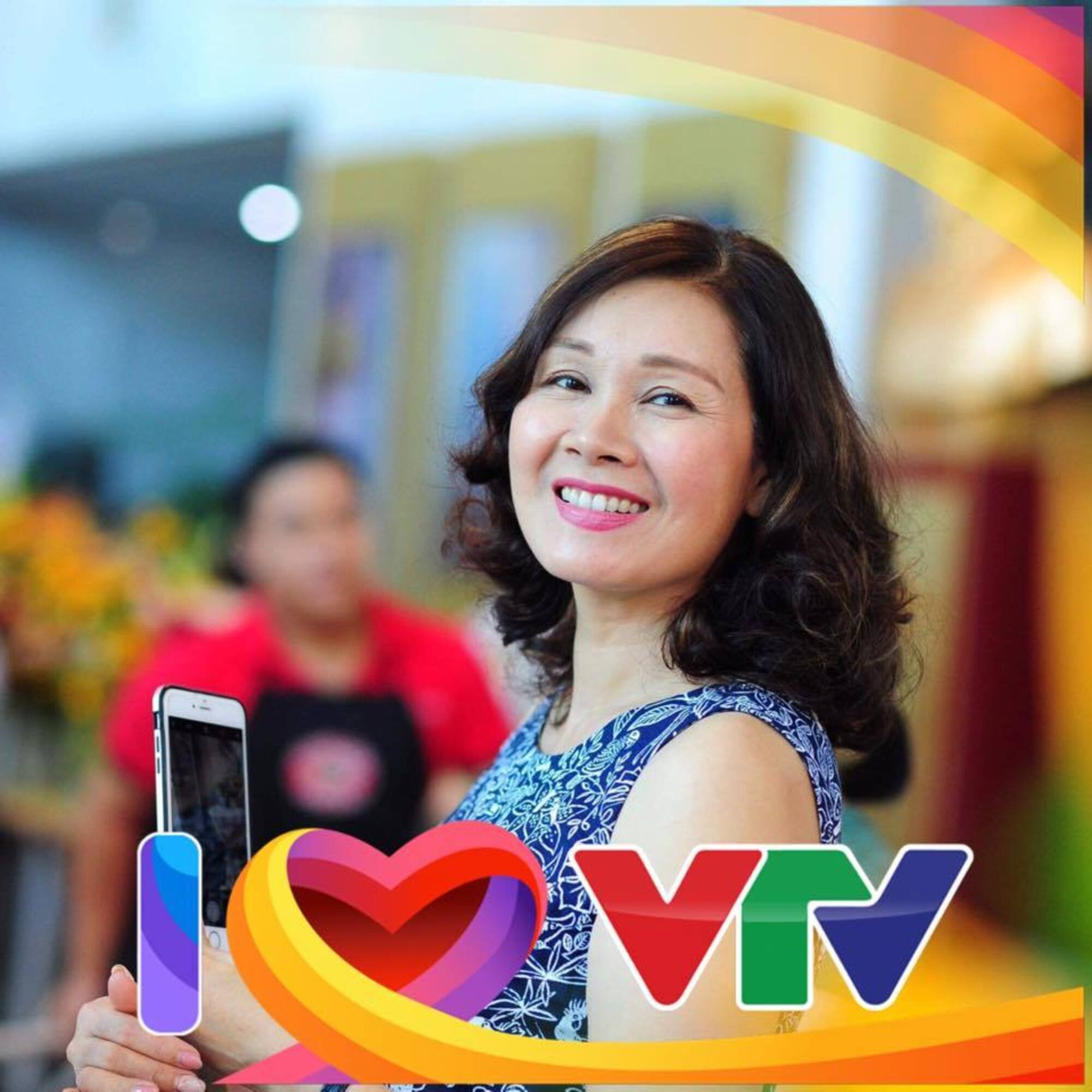 Dù ở tuổi U60, chị vẫn giữ vẻ đẹp đằm thắm, dịu dàng.