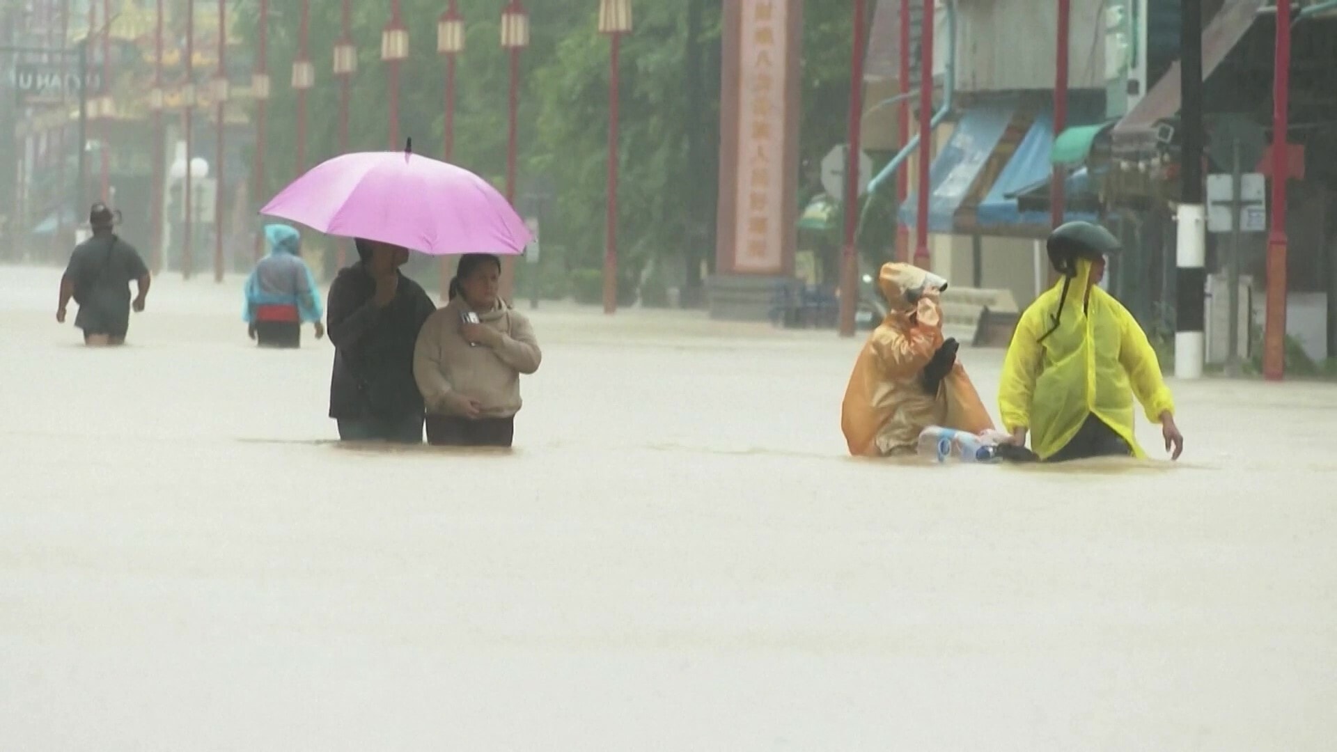 Lượng mưa tích lũy đạt 595 mm, khiến nhiều tuyến đường, khu dân cư và phương tiện giao thông bị nước nhấn chìm.