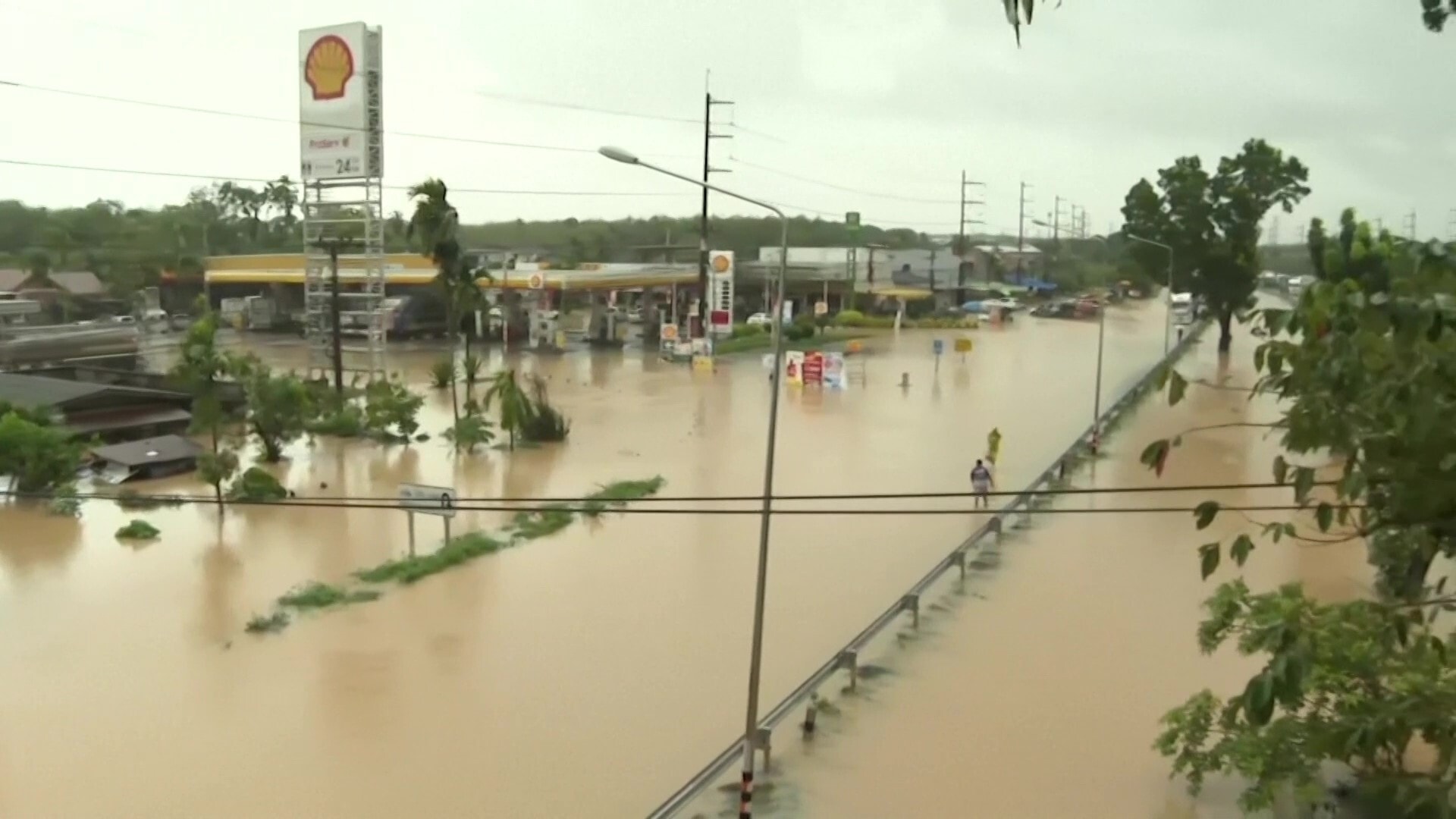 Nhà chức trách cảnh báo nước từ vùng núi đổ về và các dòng kênh tràn vẫn sẽ gây nguy hiểm trong 24 - 48 giờ tới.