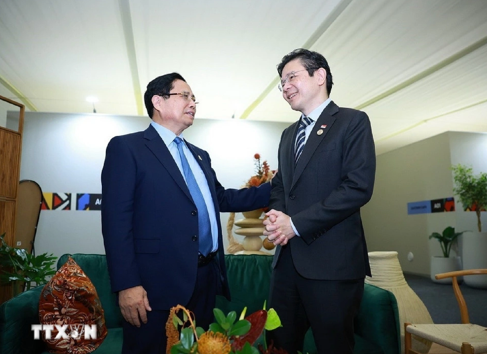 Thủ tướng Phạm Minh Chính gặp Thủ tướng Singapore Lawrence Wong. (Ảnh: TTXVN)
