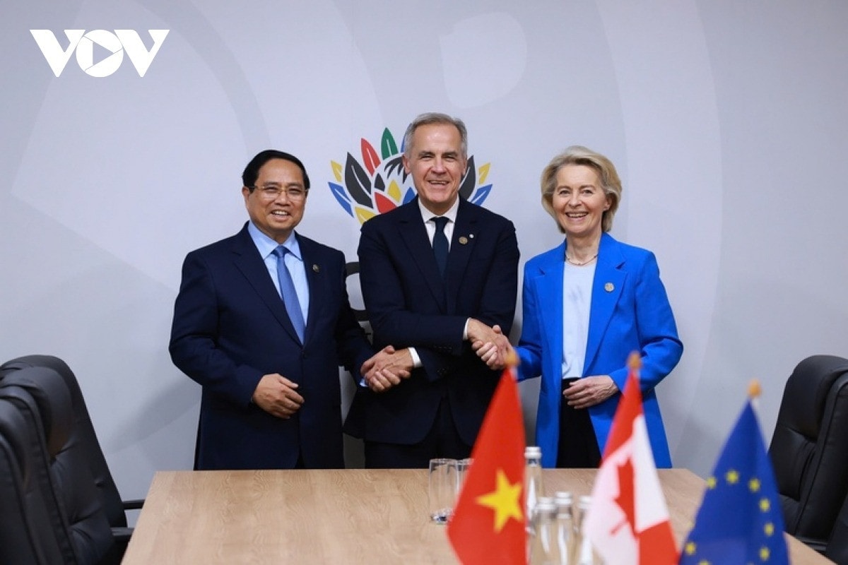 Thủ tướng Phạm Minh Chính làm việc với Thủ tướng Canada Mark Carney và Chủ tịch Ủy ban Liên minh châu Âu (EU) Ursula von der Leyen.