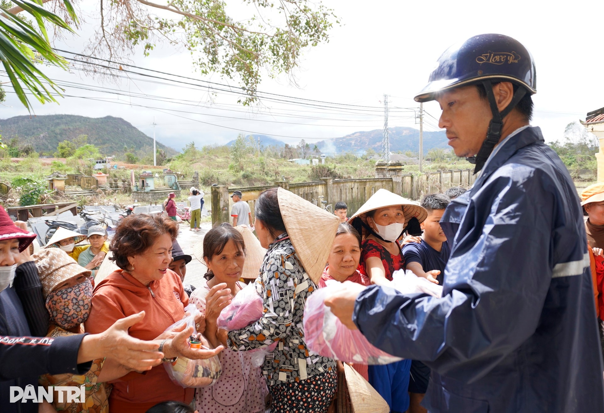 Người phụ nữ nghèo bật khóc vì 6 con bò bị lũ dữ cuốn trôi - 6
