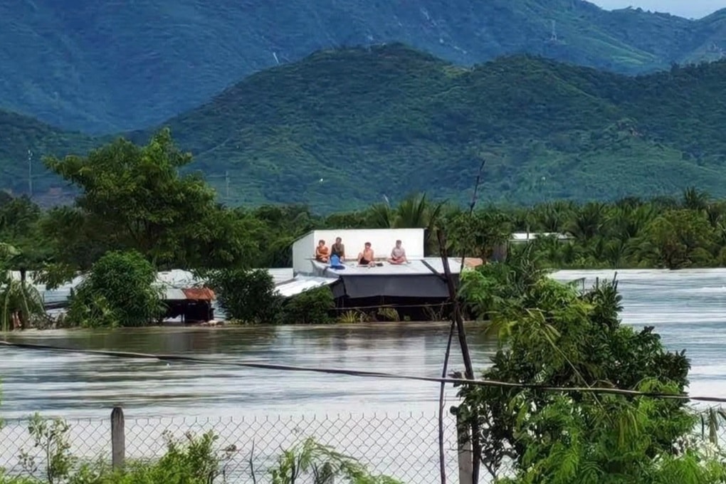 Báo Dân trí trao nóng 1 tỷ đồng của bạn đọc giúp nhân dân vùng lũ Khánh Hòa - 2 Báo Dân trí trao nóng 1 tỷ đồng của bạn đọc giúp nhân dân vùng lũ Khánh Hòa - 2