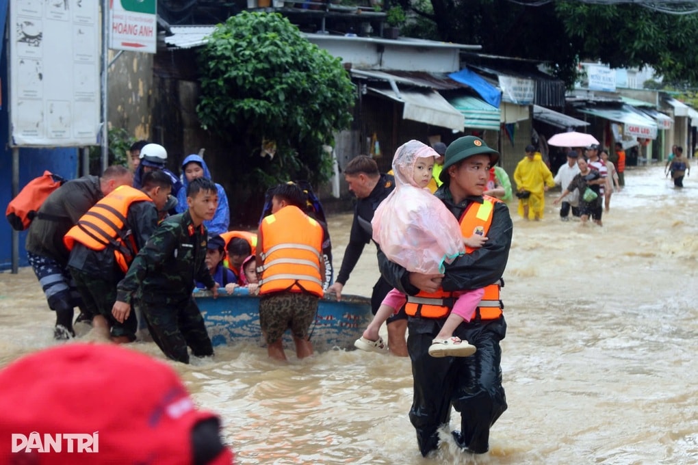 Báo Dân trí trao nóng 1 tỷ đồng của bạn đọc giúp nhân dân vùng lũ Khánh Hòa - 3 Báo Dân trí trao nóng 1 tỷ đồng của bạn đọc giúp nhân dân vùng lũ Khánh Hòa - 3