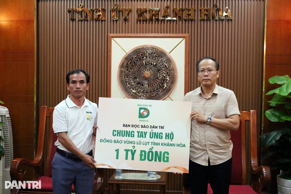 Báo Dân trí trao nóng 1 tỷ đồng của bạn đọc giúp nhân dân vùng lũ Khánh Hòa - 1 Báo Dân trí trao nóng 1 tỷ đồng của bạn đọc giúp nhân dân vùng lũ Khánh Hòa - 1