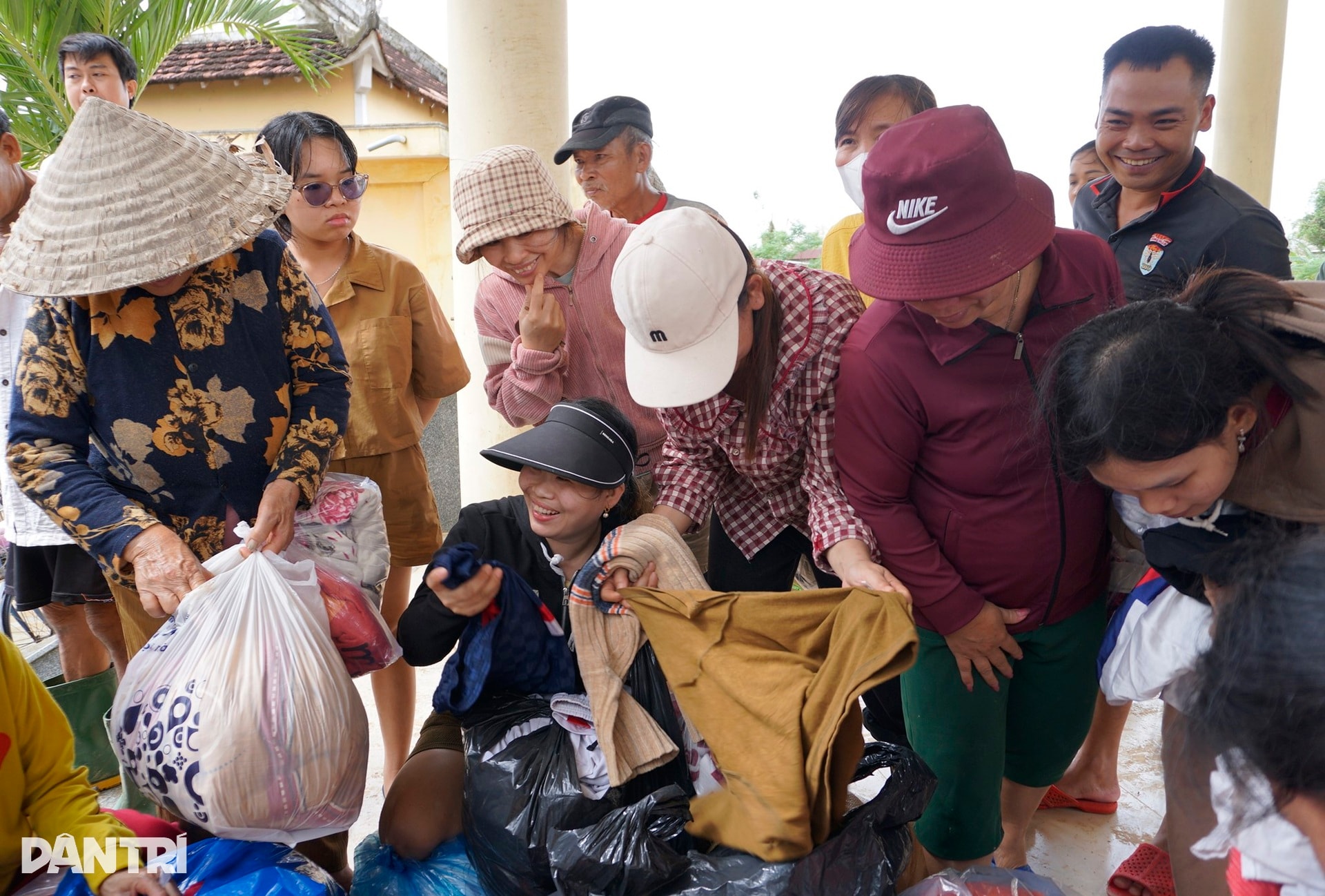 Người phụ nữ nghèo bật khóc vì 6 con bò bị lũ dữ cuốn trôi - 10