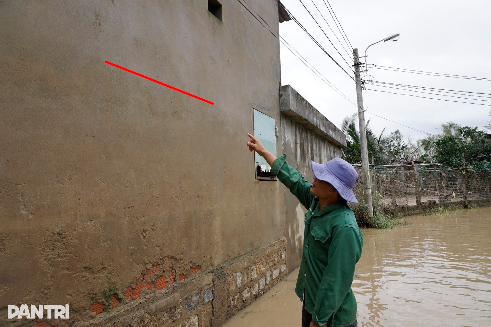 Người phụ nữ nghèo bật khóc vì 6 con bò bị lũ dữ cuốn trôi - 7