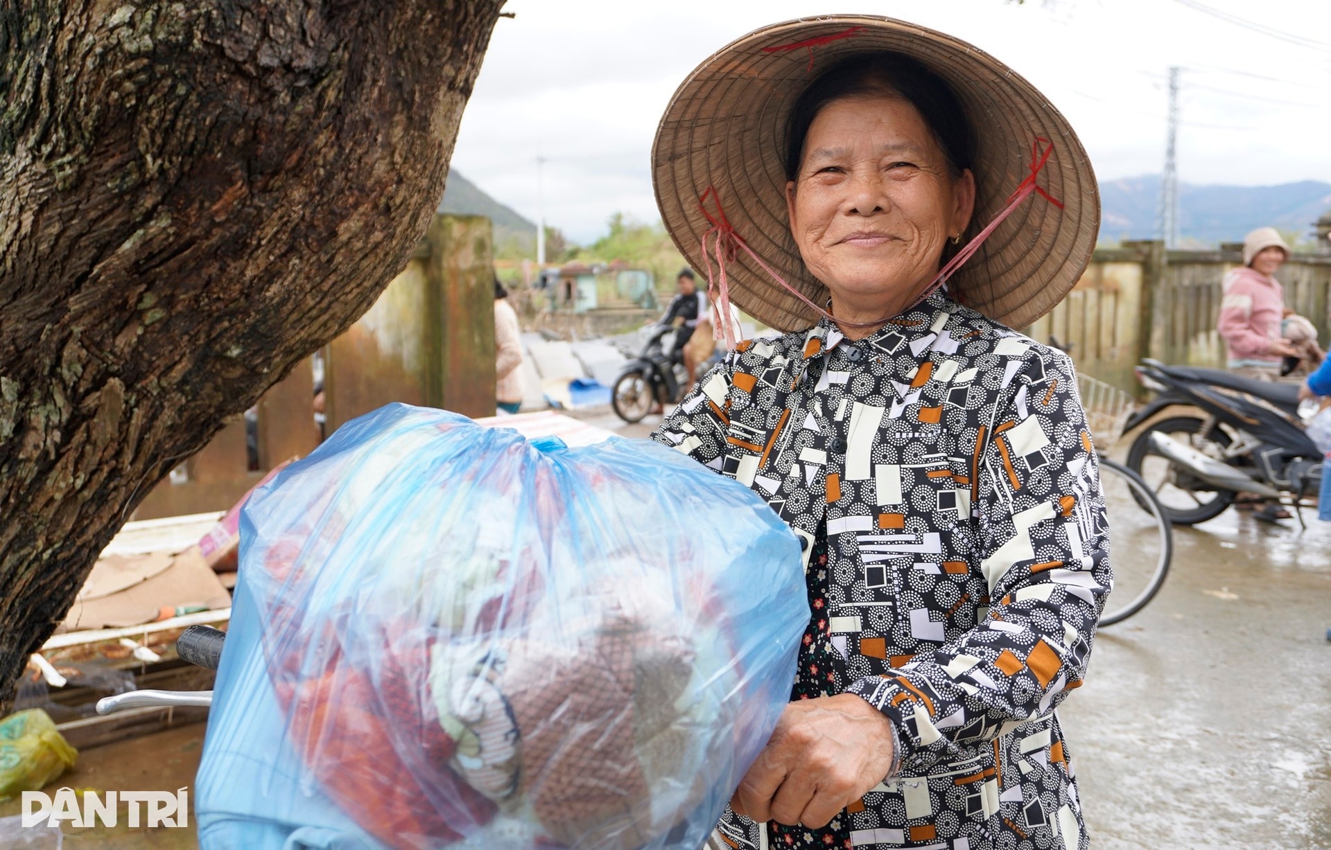 Người phụ nữ nghèo bật khóc vì 6 con bò bị lũ dữ cuốn trôi - 8