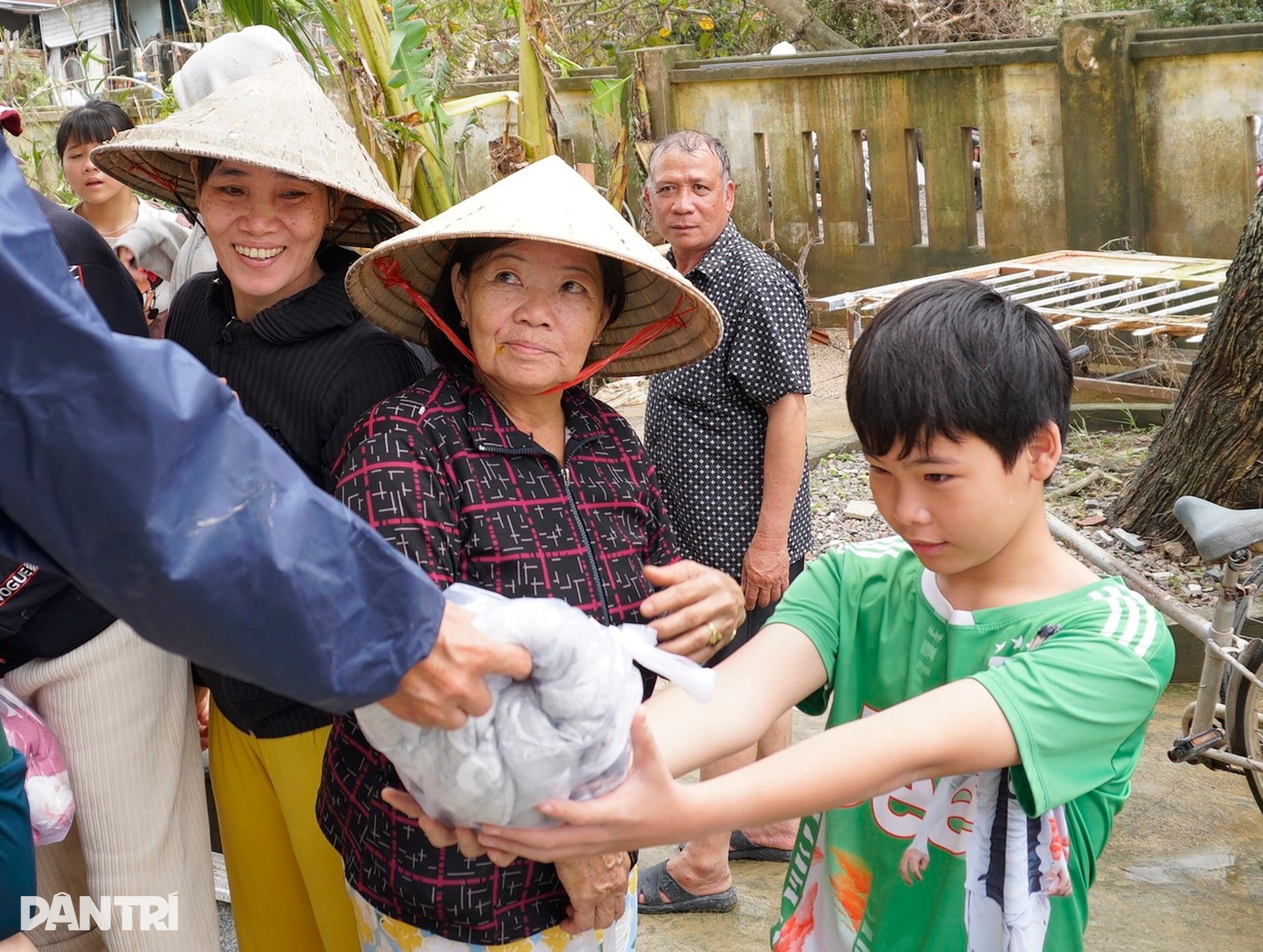 Người phụ nữ nghèo bật khóc vì 6 con bò bị lũ dữ cuốn trôi - 11