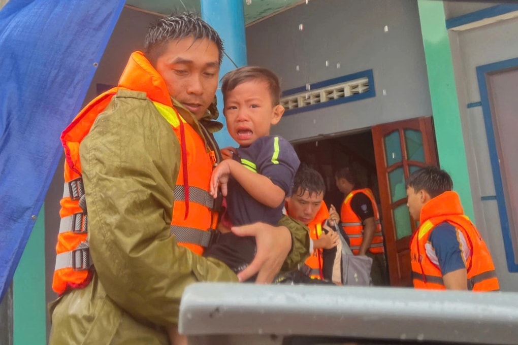 Báo Dân trí tiếp tục trao 1 tỷ đồng hỗ trợ nhân dân bị lũ lụt tỉnh Đắk Lắk - 2 Báo Dân trí tiếp tục trao 1 tỷ đồng hỗ trợ nhân dân bị lũ lụt tỉnh Đắk Lắk - 2