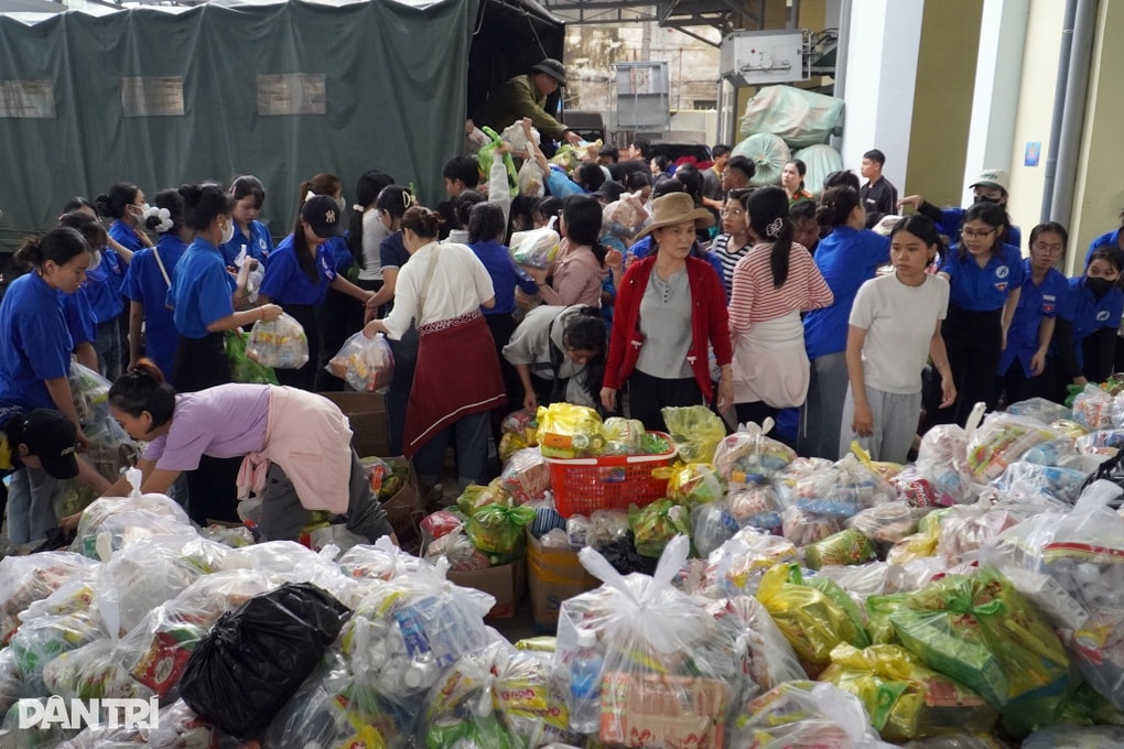 Báo Dân trí trao nóng 1 tỷ đồng của bạn đọc giúp nhân dân vùng lũ Khánh Hòa - 4 Báo Dân trí trao nóng 1 tỷ đồng của bạn đọc giúp nhân dân vùng lũ Khánh Hòa - 4