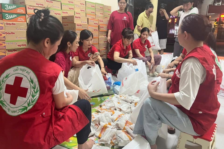 Hội Chữ thập đỏ Việt Nam cứu trợ khẩn cấp người dân vùng lũ Nghệ An