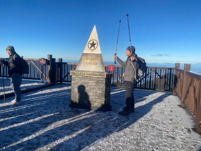 Du khách check in ở cột mốc đỉnh Fansipan sáng 23/11. Ảnh: Sun World Fansipan