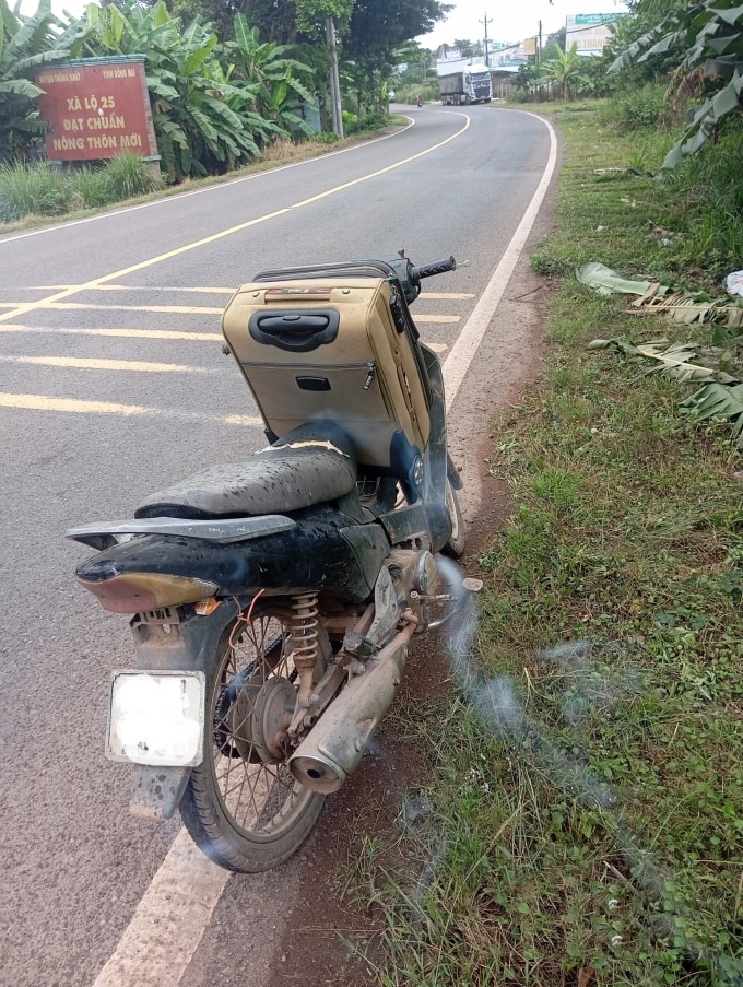 Chiếc xe của anh Ninh lấm lem bùn đất trên hành trình về quê, ngày 21/11. Ảnh: Nhân vật cung cấp