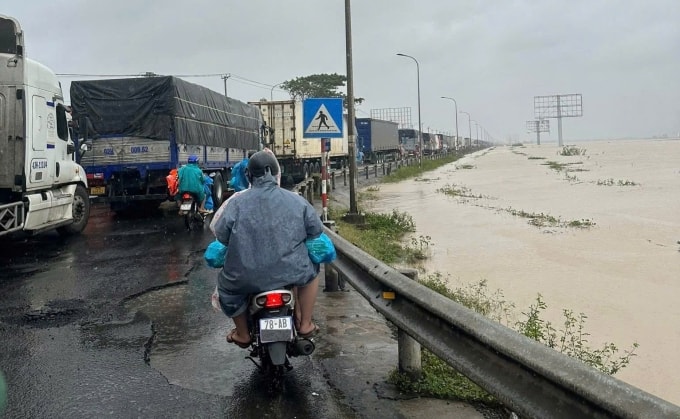Nhóm cứu trợ của anh Tín từ TP HCM, chạy xe máy mang đồ ăn về tiếp tế cho người nhà ở phường Phú Yên, tỉnh Đăk Lăk, sáng 22/11. Ảnh: Nhân vật cung cấp