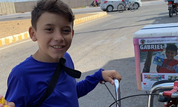 Gabriel bán hàng ở TP Mossoró, bang Rio Grande do Norte, Brazil, năm 2020. Ảnh: Yourtango