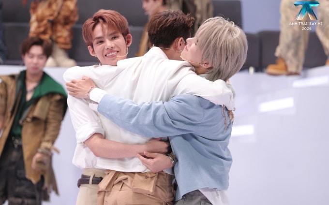 Các thí sinh chia sẻ cảm xúc cùng nhau tại vòng thi.