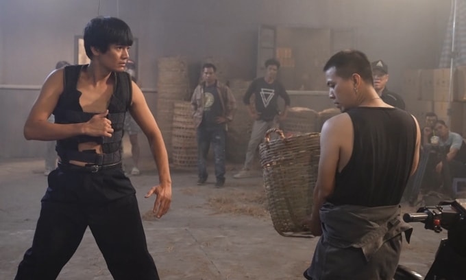 Quang Tuấn (trái) được đạo diễn hành động hướng dẫn các thế võ. Ảnh: Muội Muội