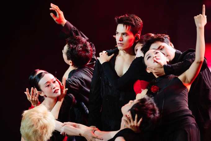 Ca sĩ Quốc Thiên trong đêm nhạc quy mô 10.000 khán giả. Ảnh: Ban tổ chức cung cấp