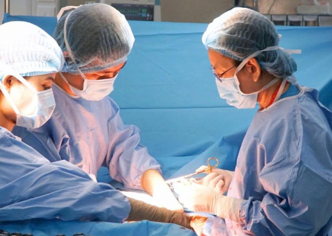 Các bác sĩ phẫu thuật cho sản phụ. Ảnh: Bệnh viện cung cấp