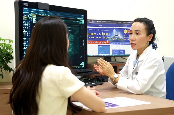 Bác sĩ Minh khám cho người bệnh. Ảnh minh họa: Bệnh viện Đa khoa Tâm Anh