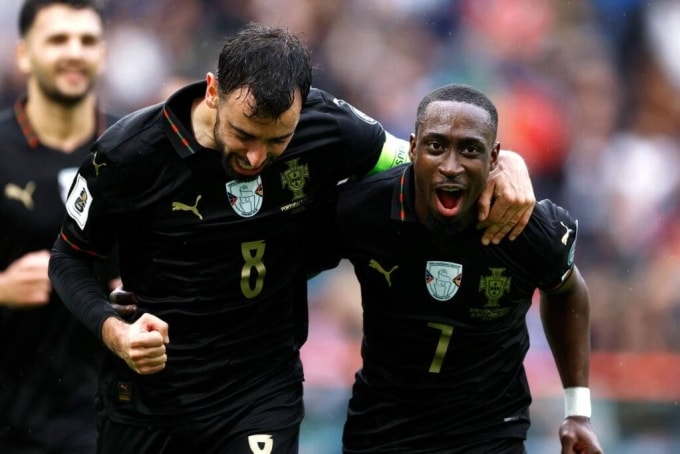 Carlos Forbs (phải) mừng bàn với Bruno Fernandes trong trận Bồ Đào Nha 9-1 Armenia ở vòng loại World Cup hôm 18/11. Ảnh: Socrates