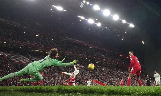 Thủ môn Alisson Becker cản cú sút của tiền đạo Omari Hutchinson trong trận Liverpool thua Nottingham Forest 0-3 trên sân Anfield ở vòng 12 Ngoại hạng Anh ngày 22/11/2025. Ảnh: Reuters