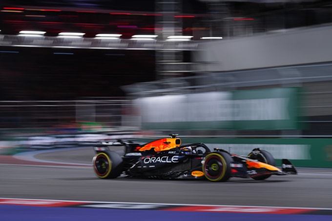 Tay đua đội Red Bull Max Verstappen trên đường đua đêm của Grand Prix Las Vegas ngày 22/11/2205. Ảnh: AP