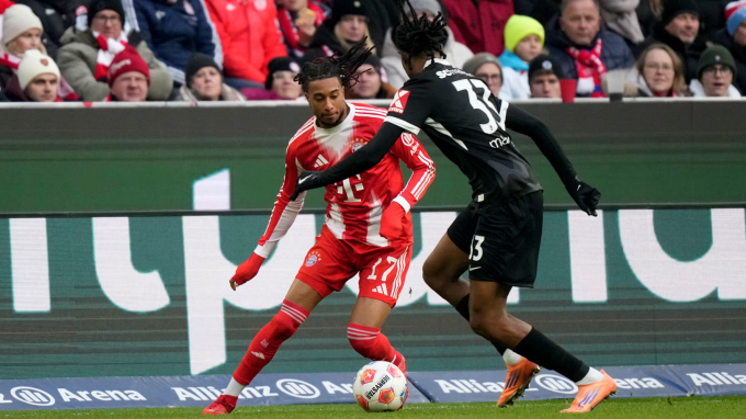 Michael Olise (áo đỏ) được chuyên trang Sofacsore chấm điểm 10. Ảnh: FC Bayern