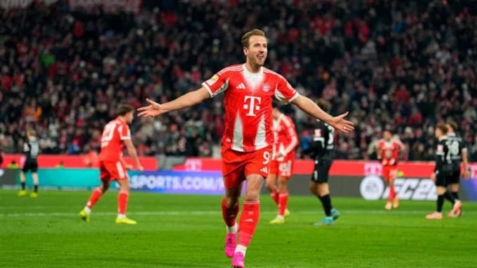 Kane mừng bàn nâng tỷ số lên 4-2, trên sân Allianz, Munich, Đức hôm 22/11. Ảnh: FCB