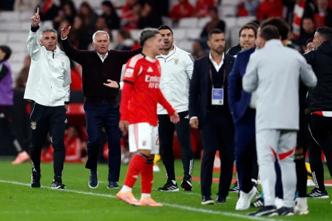 HLV Jose Mourinho (thứ hai từ trái sang) trong trận Benfica gặp Atletico CP trên sân Tapadinha, thành phố Lisbon, Bồ Đào Nha tối 21/11/2025. Ảnh: AFP