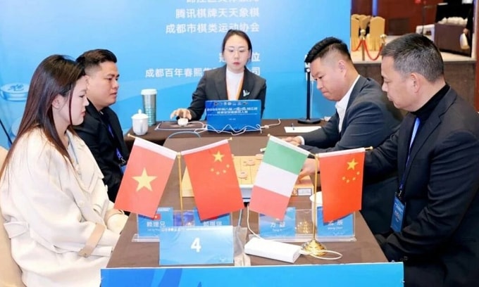 Lại Lý Huynh (thứ hai từ trái sang) ngồi cạnh Lang Kỳ Kỳ trong ván đấu với Mạnh Thần (Trung Quốc) và Fang Yi (Italy), vòng hai giải cờ đôi Cẩm Giang, thành phố Thành Đô, tỉnh Tứ Xuyên, Trung Quốc ngày 21/11/2025. Ảnh: LĐCTVN