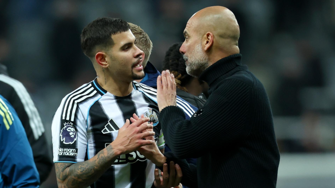 HLV Pep Guardiola nói chuyện với đội trưởng Bruno Guimaraes của Newcastle trong khoảng 30 giây sau trận đấu tại St. James Park ngày 22/11/2025. Ảnh: ESPN