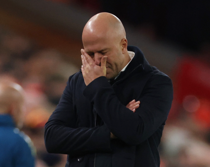 HLV Arne Slot thất vọng trong trận Liverpool thua Nottingham Forest 0-3 ở vòng 12 Ngoại hạng Anh trên sân Anfield, Liverpool, Anh ngày 22/11/2025. Ảnh: Reuters