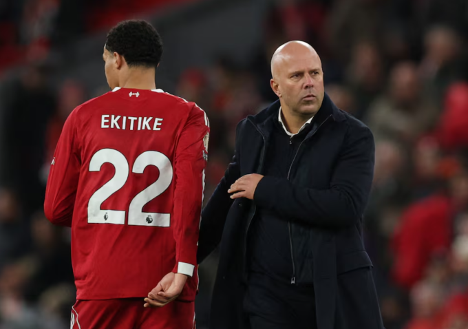 HLV Arne Slot (phải) và Hugo Ekitike sau trận Liverpool thua Nottingham Forest 0-3 ở vòng 12 Ngoại hạng Anh trên sân Anfield, Liverpool, Anh ngày 22/11. Ảnh: Reuters