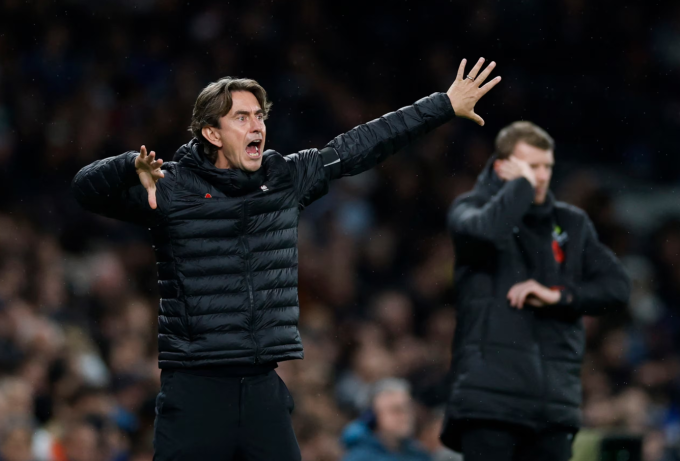 HLV Thomas Frank chỉ đạo trong trận Tottenham thua Chelsea 0-1 trên sân Tottenham Hotspur, London, Anh ngày 1/11/2025. Ảnh: Reuters
