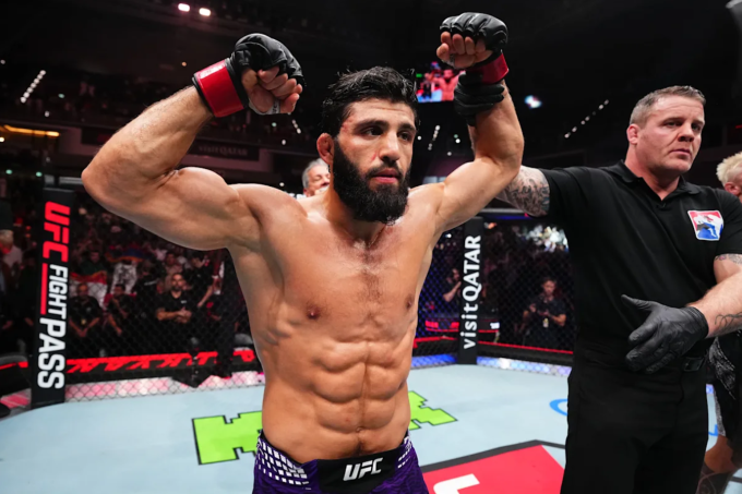 Arman Tsarukyan được công bố chiến thắng trong trận gặp Dan Hooker tại UFC Qatar ngày 22/11. Ảnh: Yahoo Sports