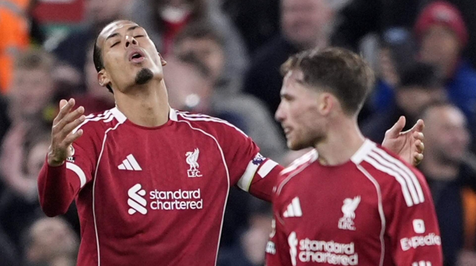 Virgil van Dijk (trái) thất vọng trong trận Liverpool thua Nottingham Forest 0-3 ở vòng 12 Ngoại hạng Anh trên sân Anfield, Liverpool, Anh ngày 22/11/2025. Ảnh: ANP